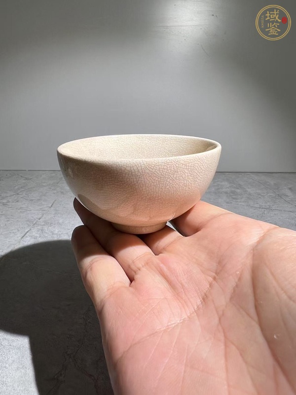 古玩陶瓷哥釉杯真品鑒賞圖