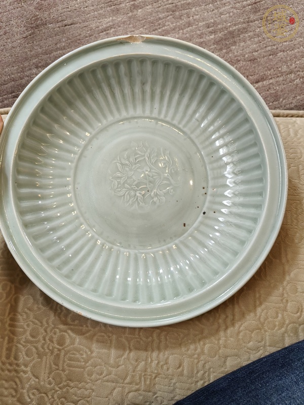 古玩陶瓷龍泉青瓷花卉紋盤(pán)真品鑒賞圖