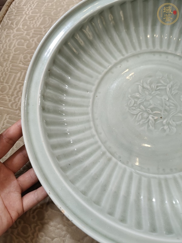 古玩陶瓷龍泉青瓷花卉紋盤(pán)真品鑒賞圖