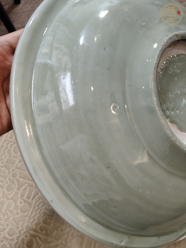 古玩陶瓷龍泉青瓷花卉紋盤(pán)真品鑒賞圖