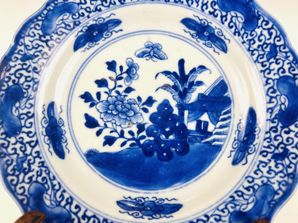古玩陶瓷清乾隆·青花洞石花蝶紋花口盤拍賣，當前價格0元
