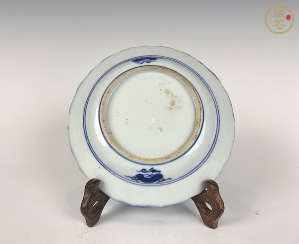古玩陶瓷清乾隆·青花洞石花蝶紋花口盤真品鑒賞圖