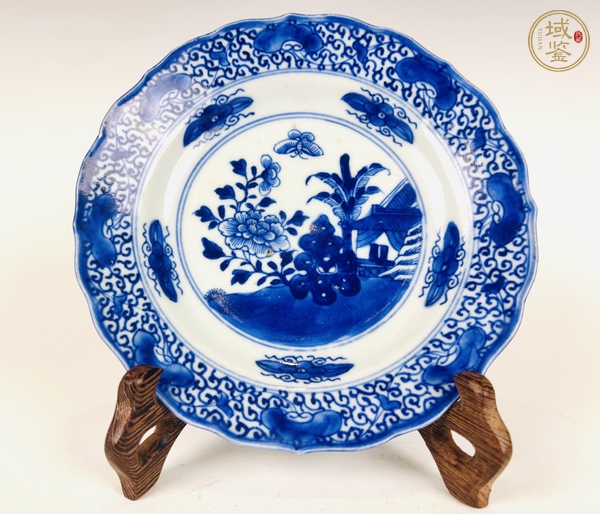 古玩陶瓷清乾隆·青花洞石花蝶紋花口盤真品鑒賞圖