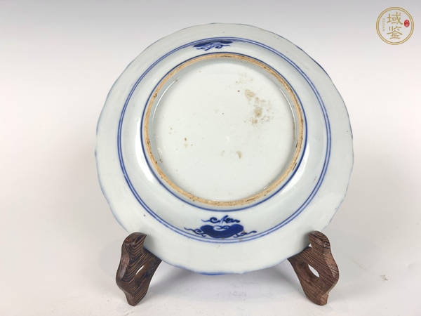 古玩陶瓷清乾隆·青花洞石花蝶紋花口盤真品鑒賞圖