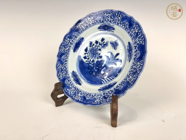 古玩陶瓷清乾隆·青花洞石花蝶紋花口盤真品鑒賞圖