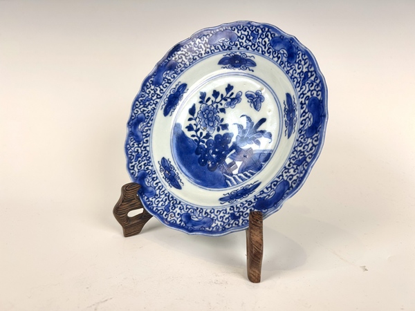 古玩陶瓷清乾隆·青花洞石花蝶紋花口盤拍賣，當前價格0元
