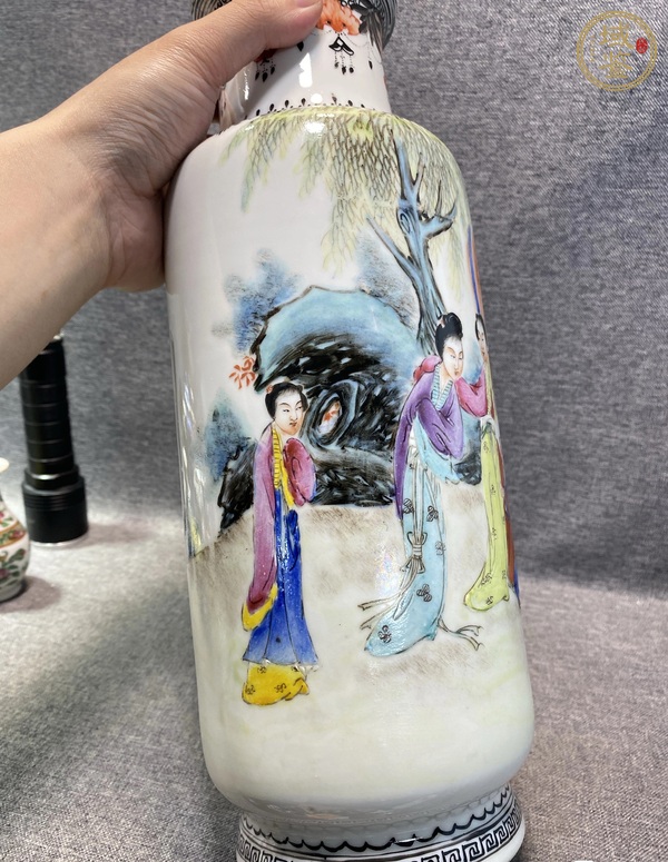 古玩人物紋粉彩棒槌瓶真品鑒賞圖