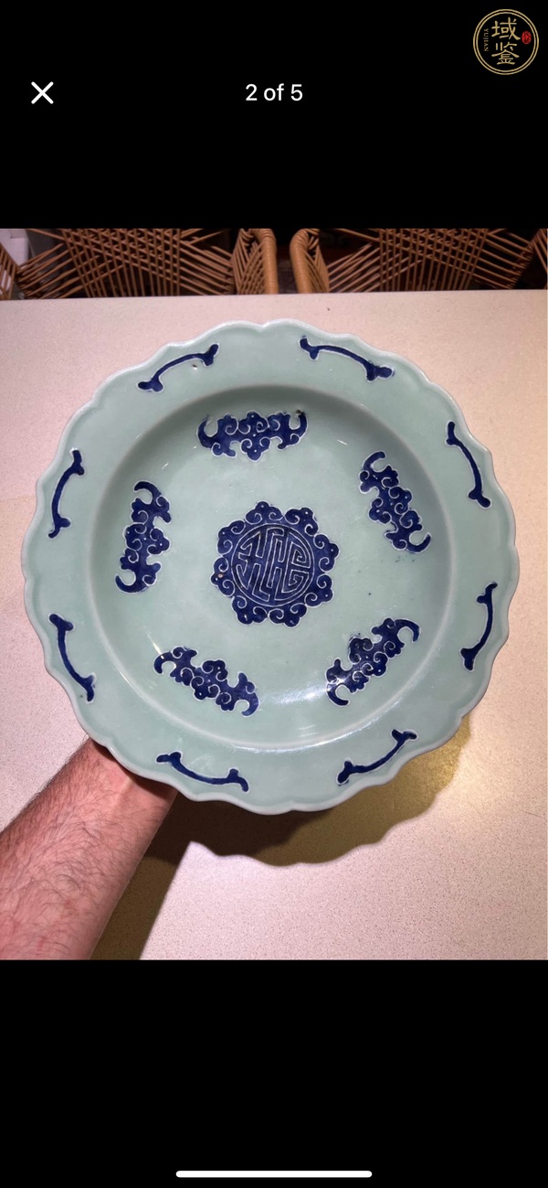 古玩陶瓷豆青釉青花五福同壽葵口盤真品鑒賞圖