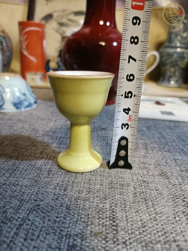 古玩陶瓷檸檬黃釉高足杯真品鑒賞圖