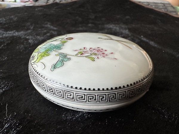 古玩陶瓷菊花蜻蜓粉彩印泥盒拍賣(mài)，當(dāng)前價(jià)格7862元
