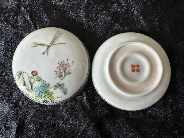 古玩陶瓷菊花蜻蜓粉彩印泥盒拍賣(mài)，當(dāng)前價(jià)格7862元