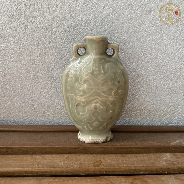 古玩陶瓷豆青釉夔龍壽字雙系瓶真品鑒賞圖