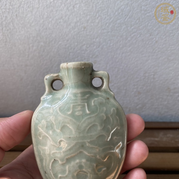 古玩陶瓷豆青釉夔龍壽字雙系瓶真品鑒賞圖