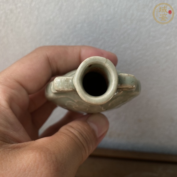 古玩陶瓷豆青釉夔龍壽字雙系瓶真品鑒賞圖