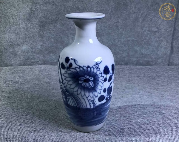 古玩陶瓷青花花卉紋柳葉瓶真品鑒賞圖