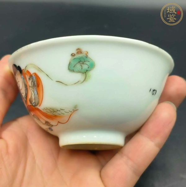 古玩陶瓷粉彩劉海戲金蟾圖茶碗真品鑒賞圖
