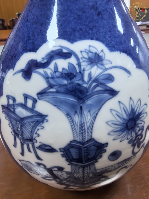 古玩陶瓷灑藍(lán)釉開光博古圖蒜頭瓶真品鑒賞圖