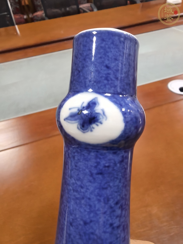 古玩陶瓷灑藍(lán)釉開光博古圖蒜頭瓶真品鑒賞圖