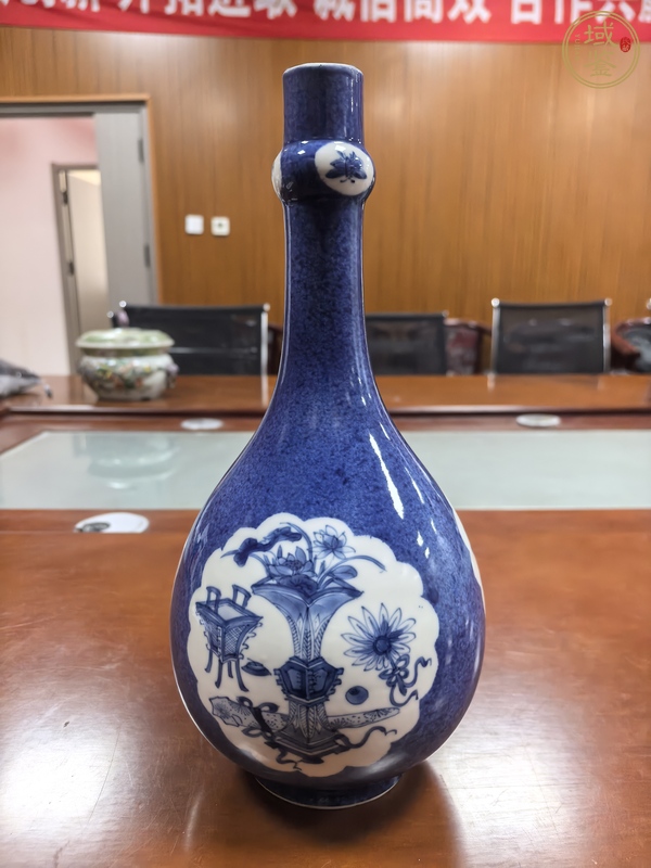 古玩陶瓷灑藍(lán)釉開光博古圖蒜頭瓶真品鑒賞圖
