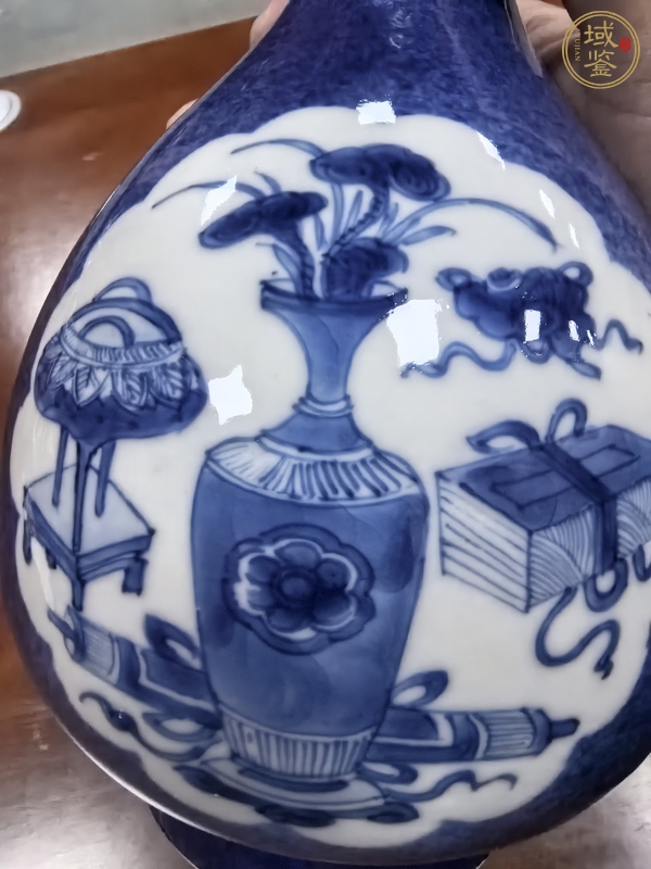 古玩陶瓷灑藍(lán)釉開光博古圖蒜頭瓶真品鑒賞圖