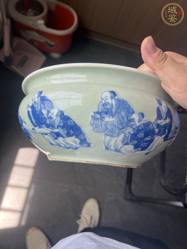 古玩陶瓷豆青釉青花人物故事紋香爐真品鑒賞圖