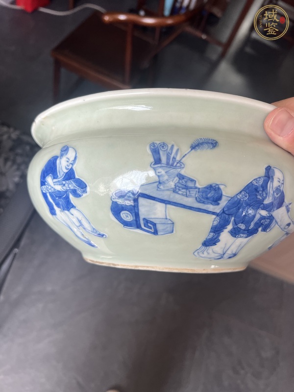 古玩陶瓷豆青釉青花人物故事紋香爐真品鑒賞圖