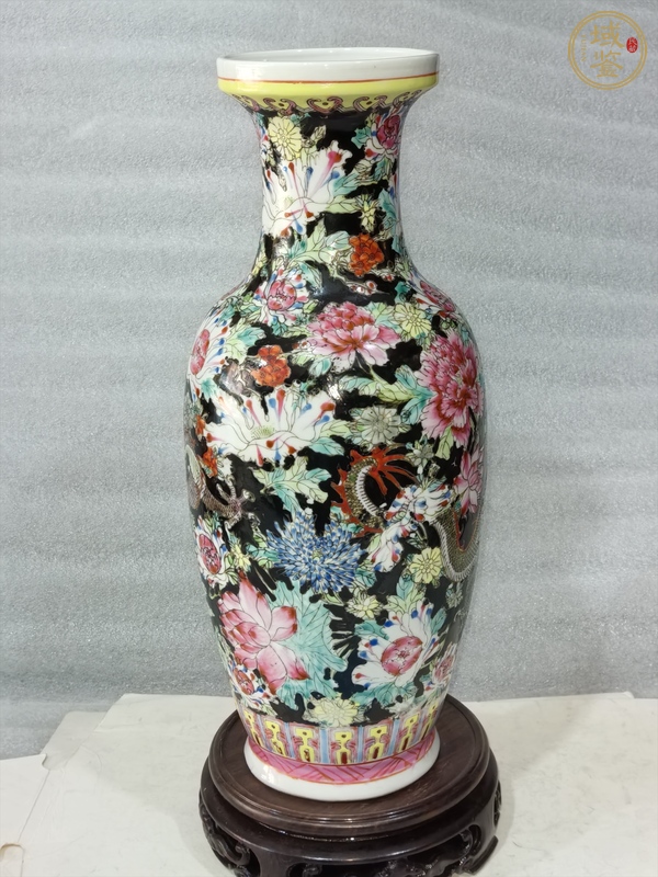 古玩陶瓷墨地粉彩龍穿花紋瓶真品鑒賞圖