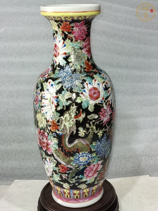 古玩陶瓷墨地粉彩龍穿花紋瓶真品鑒賞圖