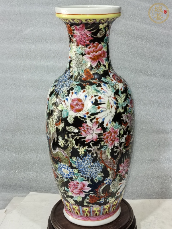 古玩陶瓷墨地粉彩龍穿花紋瓶真品鑒賞圖