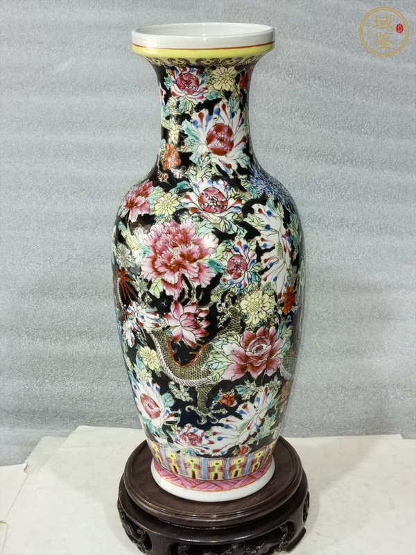 古玩陶瓷墨地粉彩龍穿花紋瓶真品鑒賞圖