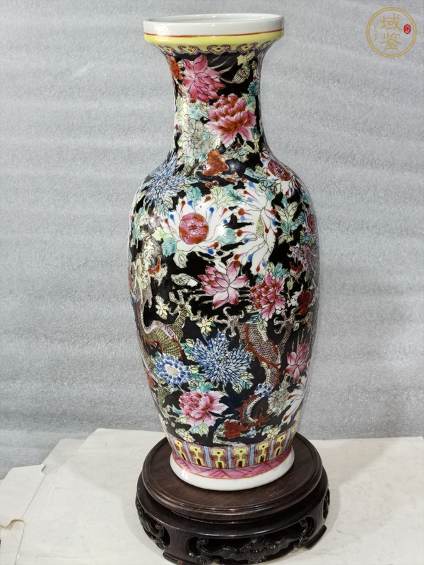 古玩陶瓷墨地粉彩龍穿花紋瓶真品鑒賞圖
