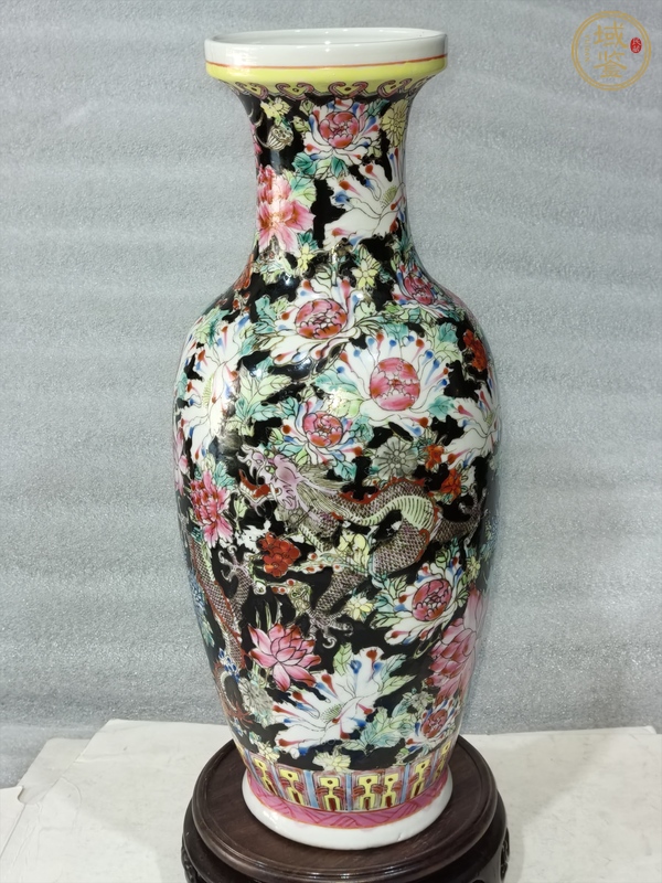 古玩墨地粉彩龍穿花紋瓶真品鑒賞圖