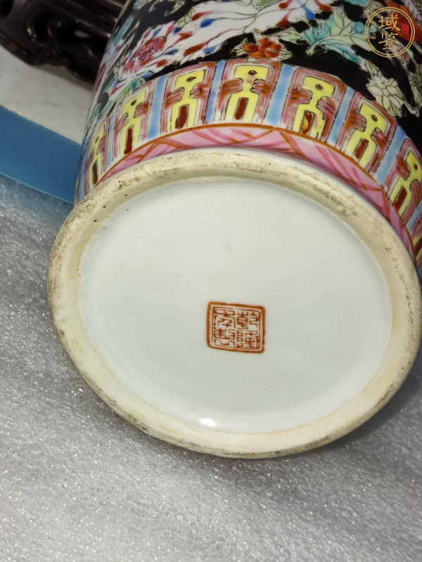 古玩陶瓷墨地粉彩龍穿花紋瓶真品鑒賞圖