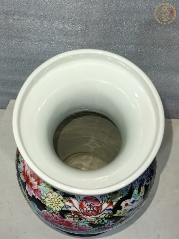古玩陶瓷墨地粉彩龍穿花紋瓶真品鑒賞圖
