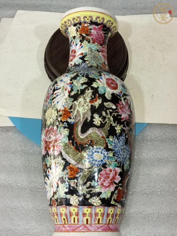 古玩陶瓷墨地粉彩龍穿花紋瓶真品鑒賞圖