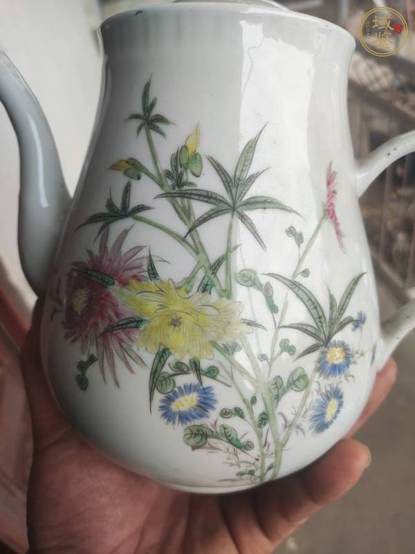 古玩陶瓷花卉紋粉彩執(zhí)壺真品鑒賞圖