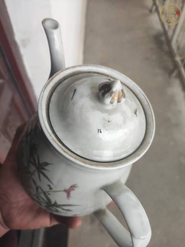 古玩陶瓷花卉紋粉彩執(zhí)壺真品鑒賞圖