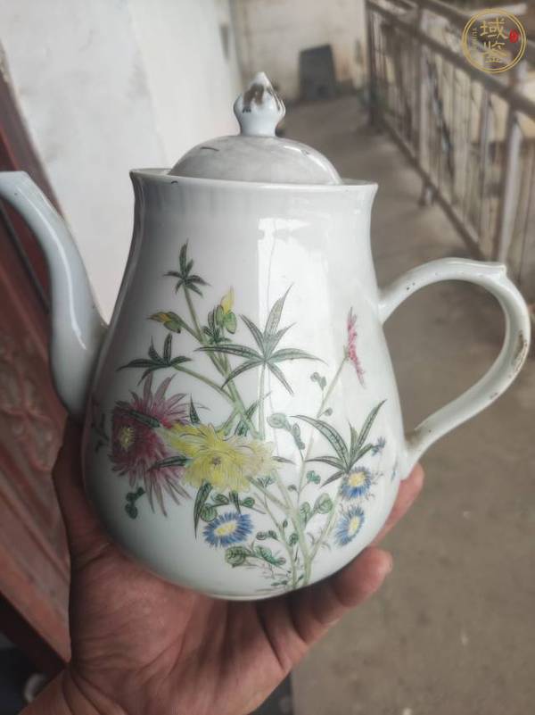 古玩陶瓷花卉紋粉彩執(zhí)壺真品鑒賞圖