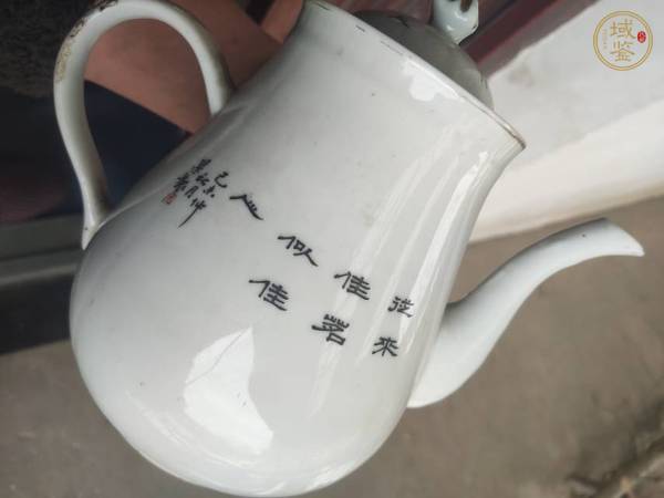 古玩陶瓷花卉紋粉彩執(zhí)壺真品鑒賞圖