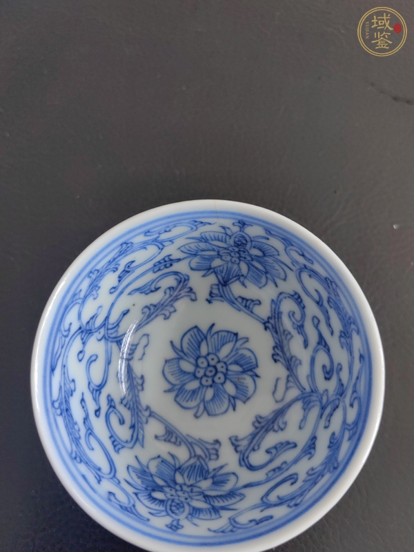 古玩外藍釉內青花纏枝花卉紋杯真品鑒賞圖