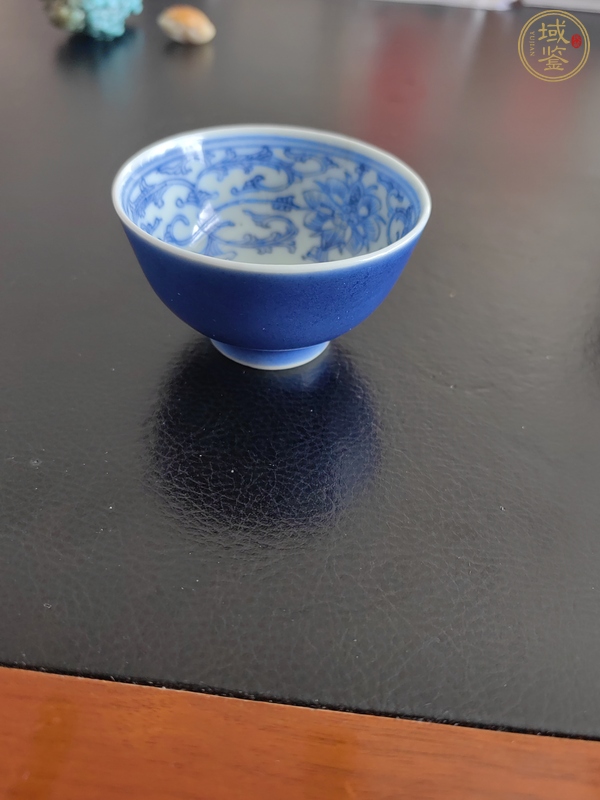 古玩陶瓷外藍釉內(nèi)青花纏枝花卉紋杯真品鑒賞圖