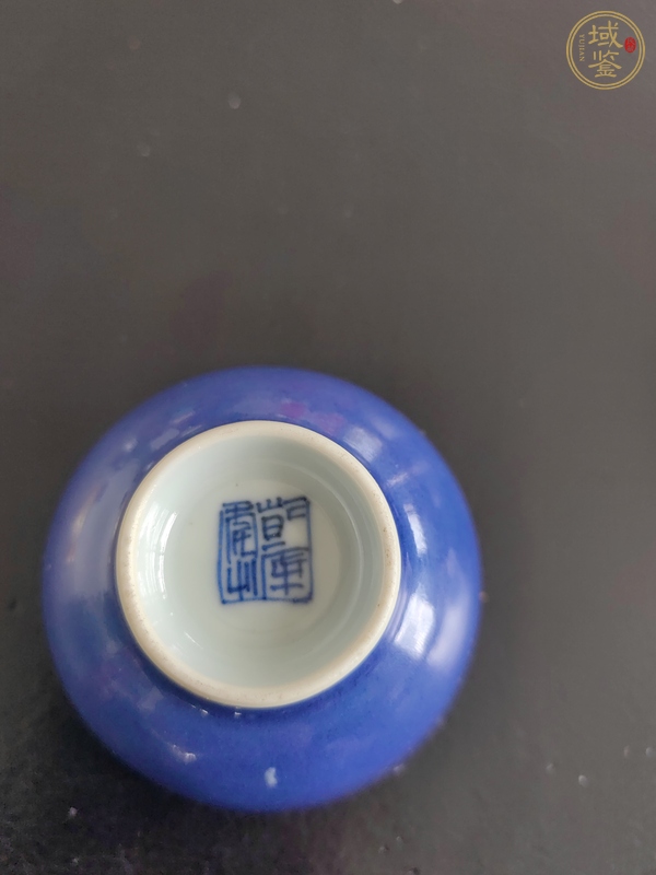古玩陶瓷外藍釉內(nèi)青花纏枝花卉紋杯真品鑒賞圖