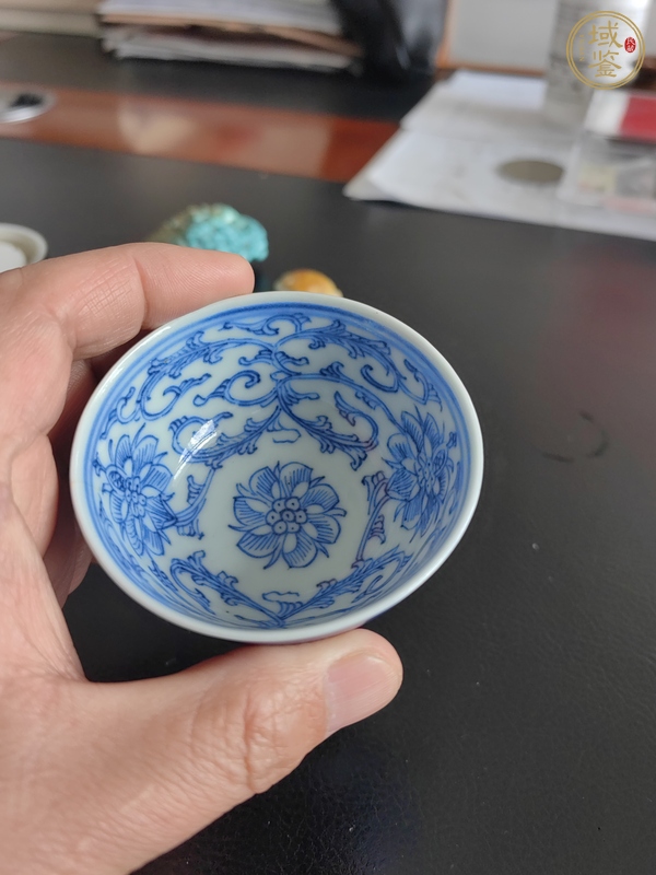 古玩陶瓷外藍釉內(nèi)青花纏枝花卉紋杯真品鑒賞圖