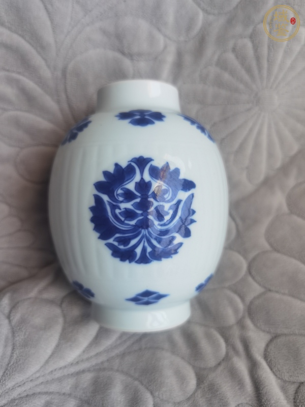 古玩陶瓷花卉紋青花罐真品鑒賞圖