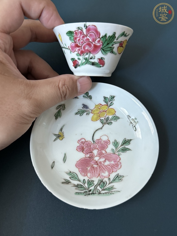 古玩花鳥蝶紋彩杯盤真品鑒賞圖