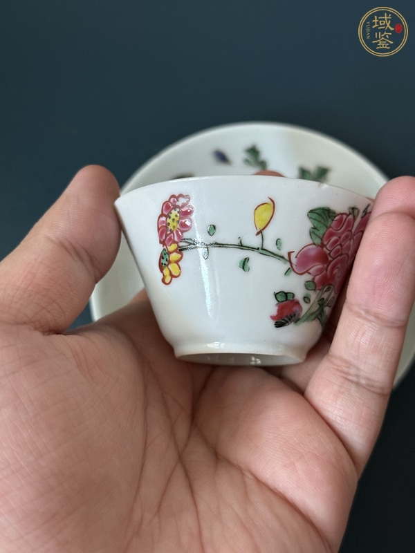 古玩陶瓷花鳥蝶紋彩杯盤真品鑒賞圖