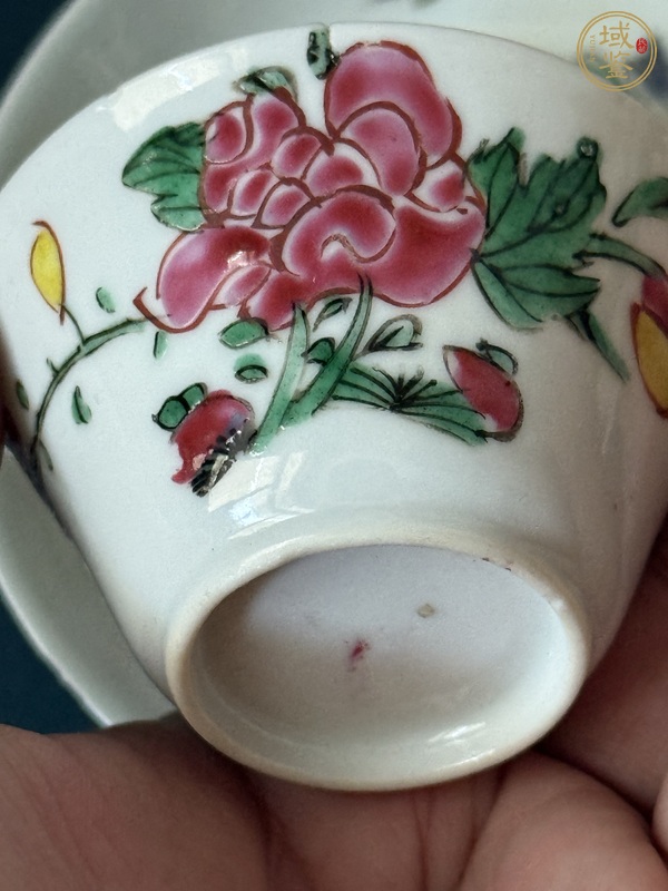 古玩陶瓷花鳥蝶紋彩杯盤真品鑒賞圖