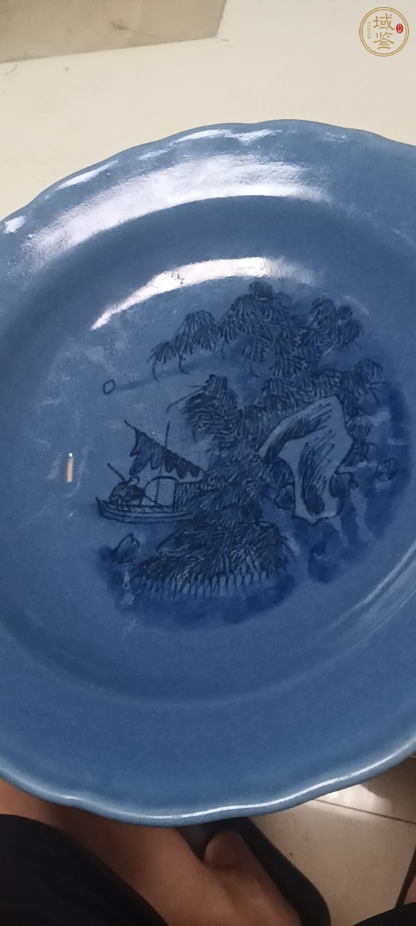 古玩陶瓷藍(lán)上藍(lán)青花山水人物紋折沿盤真品鑒賞圖