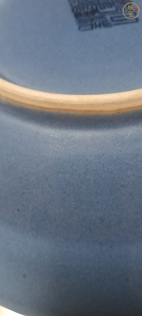 古玩陶瓷藍(lán)上藍(lán)青花山水人物紋折沿盤真品鑒賞圖