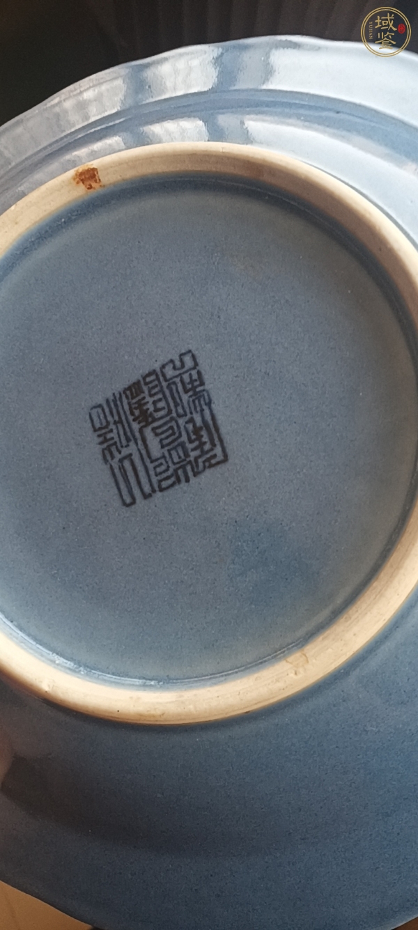 古玩陶瓷藍(lán)上藍(lán)青花山水人物紋折沿盤真品鑒賞圖
